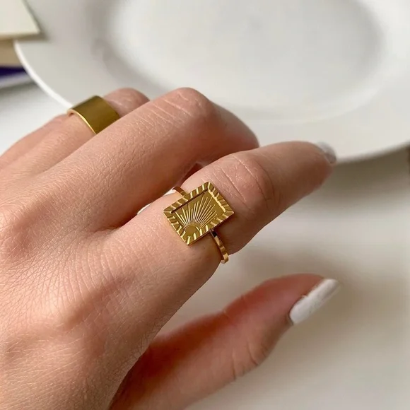 18k gold rising sun signet ring, gold signet ring, sun signet ring,sunburst ring - Picture 4 of 4